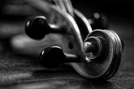 A grayscale closeup shot of a violin end