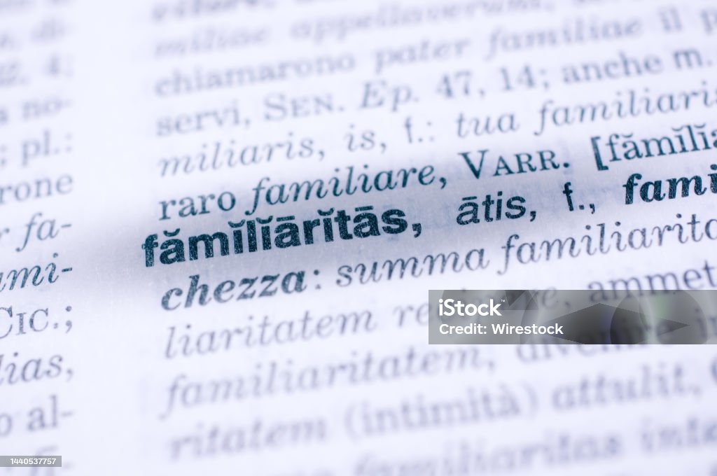 라틴어 단어 Familiaritas 영어 친숙함 추상적 배경에 우정 교육에 대한 스톡 사진 및 기타 이미지 - 교육, 문자, 사전 -  Istock