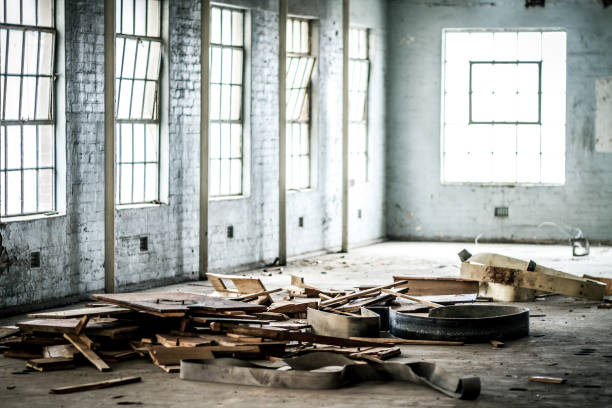 istock Inter of an abandoned warehouse with scattered wood planks 1440539967