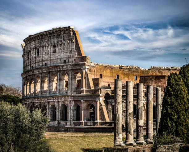 blick auf die außenseite des römischen kolosseums in rom unter bewölktem himmel - ancient rome fotos stock-fotos und bilder