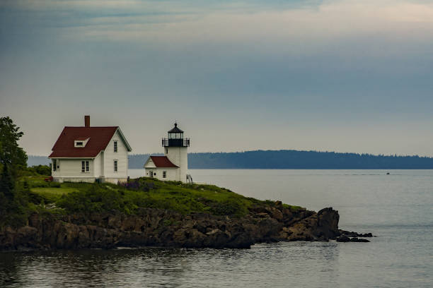 small lighthouse in the harbor of camden, maine - new england camden maine lighthouse maine imagens e fotografias de stock