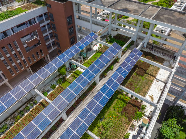 painéis solares no telhado da escola. - urban scene aerial view building feature clear sky - fotografias e filmes do acervo