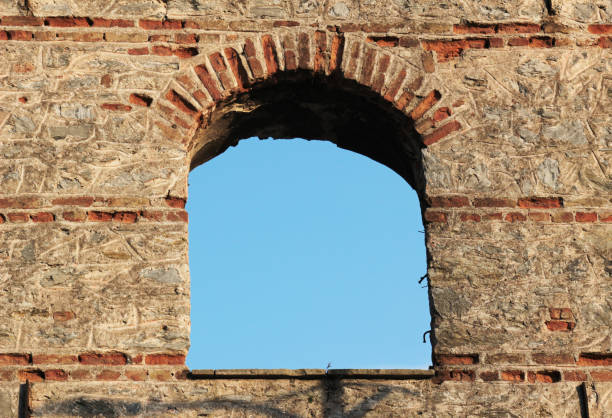 owalne okno w ceglanym budynku otwierające się na niebo, postarzane okrągłe okno - ancient past antique close up zdjęcia i obrazy z banku zdjęć