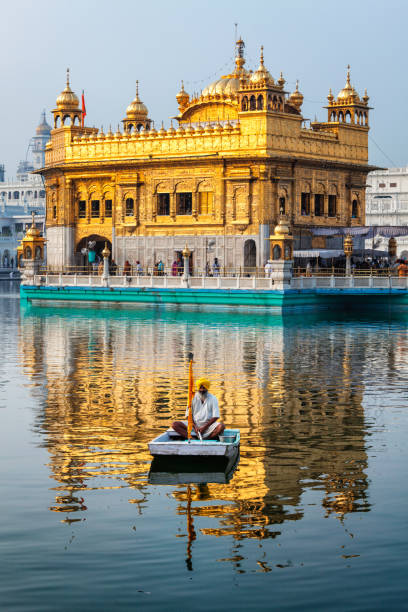 templo dourado sri harmandir sahib gurdwara em amritsar, punjab, índia. templo dourado é o templo principal e gurdwara mais sagrado da religião do siquismo - amristar - fotografias e filmes do acervo