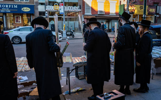 orthodox jews in brooklyn, new york - ultra orthodox judaism imagens e fotografias de stock