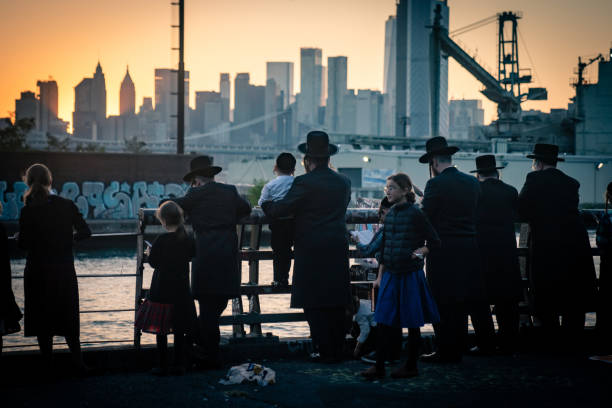 orthodox jews in brooklyn, new york - ultra orthodox judaism imagens e fotografias de stock