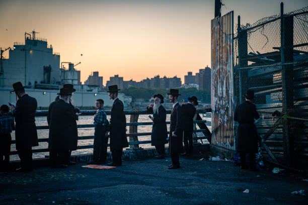 orthodox jews in brooklyn, new york - ultra orthodox judaism imagens e fotografias de stock