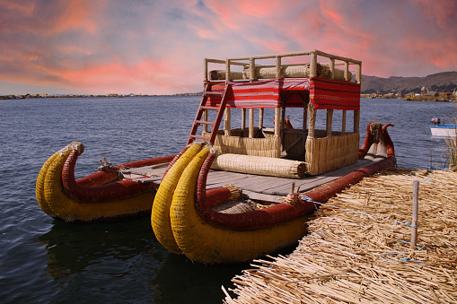 Primer plano de un barco tradicional utilizado por las personas que viven en la isla de Los Uros en el lago Titicaca, Perú photo