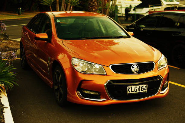 naranja (enciende mi fuego) holden hsv clubsport en el aparcamiento - título de canción fotografías e imágenes de stock