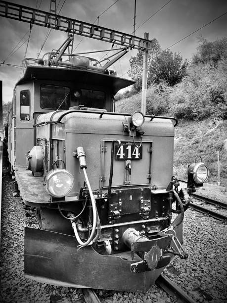 #415は、レーティッシュ鉄道g e 6/6 iシリーズの100年前のクロコダイル電気機関車(現在も稼働している2台のうちの1台)です。(黒と白) - old old fashioned black 100th anniversary ストックフォトと画像
