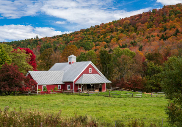 istock Traditional red Vermont barn with fall colors 1440569327