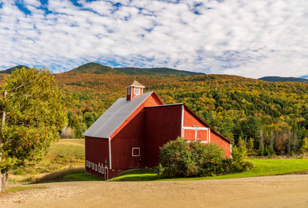 istock Grandview Farm barn with fall colors in Vermont 1440571852