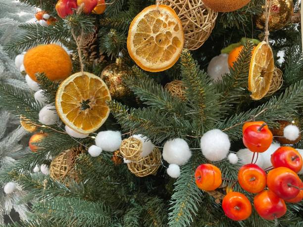 zero sprechi concetto natalizio. albero di natale decorato con ornamenti realizzati con materiali naturali - fette di arancia secca e coni - green bauble foto e immagini stock