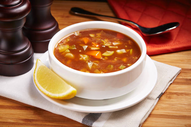 chaud chaud aigre-chaud avec soupe de légumes ou de crevettes avec tranche de citron servi dans un bol isolé sur table vue latérale de la nourriture du moyen-orient - soup mix photos et images de collection