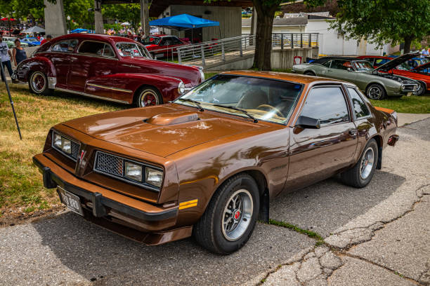 1979 pontiac sunbird sport coupe - pontiac fotografías e imágenes de stock