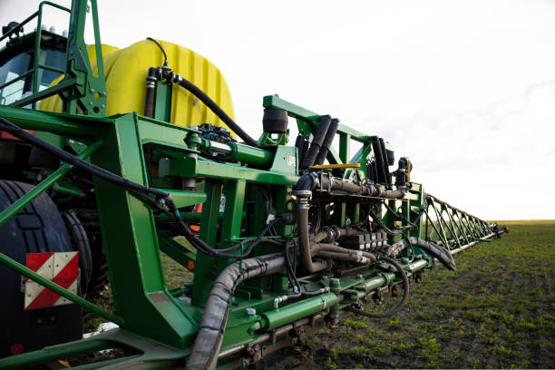 spruzzare fattoria su un trattore in primo piano. - spraying agriculture farm herbicide foto e immagini stock