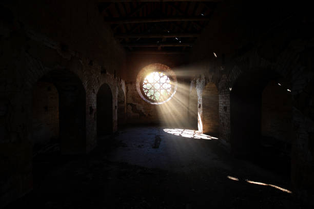 ventana redonda de vidrieras en el antiguo castillo abandonado - gothic style castle church arch fotografías e imágenes de stock