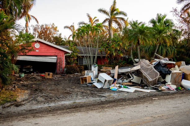 una pila de escombros se encuentra frente a una casa que fue dañada por el huracán ian - florida naples florida house residential structure fotografías e imágenes de stock