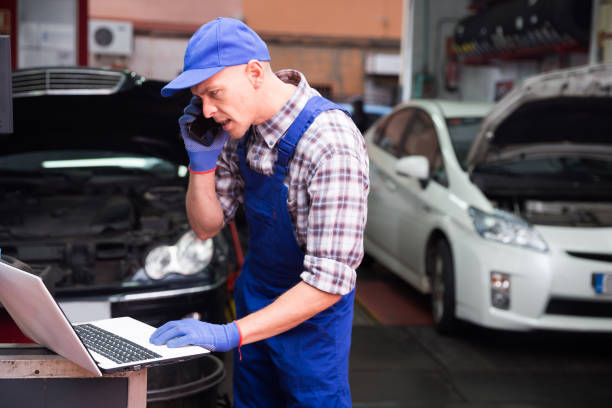 istock Car mechanic calls on smartphone to client 1440613006