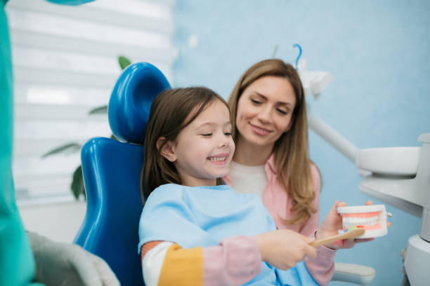 little girl visiting a dentist - human teeth child smiling family imagens e fotografias de stock