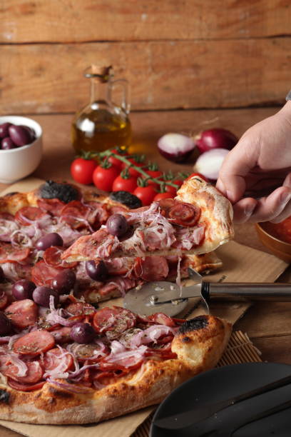 pizza - pepperoni pizza green olive italian cuisine tomato sauce imagens e fotografias de stock