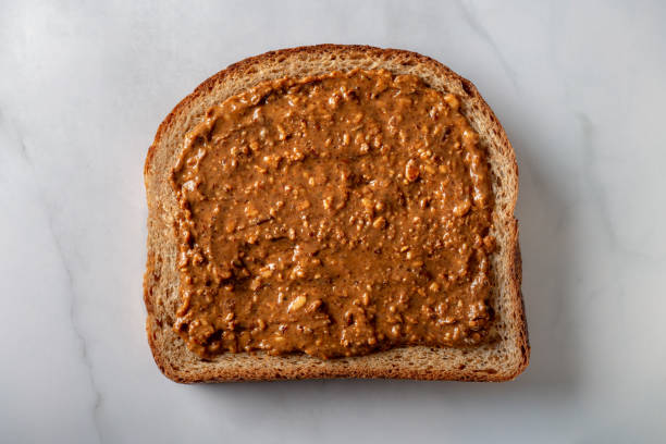 sandwich ouvert sain au beurre d’amande croquant - appetizer bread breakfast cashew photos et images de collection