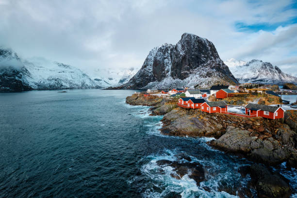 рыбацкая деревня хамной на лофотенских островах, норвегия - lofoten стоковые фото и изображения