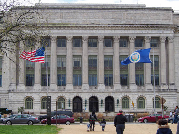 das gebäude des landwirtschaftsministeriums in washington d.c. an einem windigen tag - us department of agriculture stock-fotos und bilder