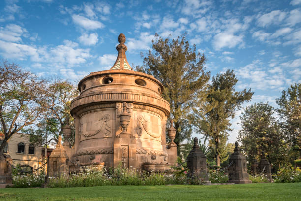 boîte à eau (caja del agua) au lever du soleil. l’un des principaux symboles de la ville de san luis potosí au mexique, construit entre 1828 et 1835, dans un style néoclassique, matériau de carrière. - fountain water stone falling water photos et images de collection