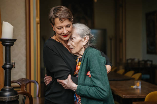 retrato de mulher elegante de 97 anos e sua neta - great granddaughter - fotografias e filmes do acervo