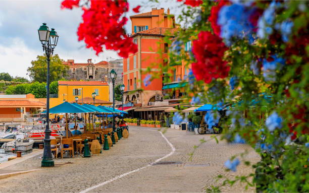 casas coloridas ao longo do mar mediterrâneo em villefranche sur mer, sul da frança - city of nice fotos - fotografias e filmes do acervo