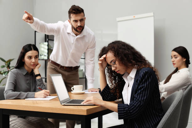 người đàn ông la hét với người phụ nữ mỹ gốc phi tại văn phòng. khái niệm phân biệt chủng tộc - tức giận cảm xúc tiêu cực bức ảnh hình ảnh sẵn có, bức ảnh & hình ảnh trả phí bản quyền một lần