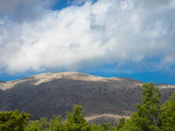attavyros ist der höchste berg auf der insel rhodos. es ist ein prominentes massiv im mittleren westen der insel - long exposure rock cloud sky stock-fotos und bilder