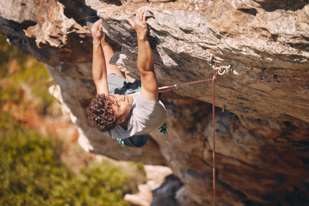 Climbing rock, mountain hiking and man training for health in nature, doing adventure challenge on holiday travel and sport fitness workout on vacation in Canada. Strong athlete doing cardio on cliff escalar rocas, montañas y entrenamiento humano para la salud en la naturaleza, hacer desafíos de aventura en viajes de vacaciones y entrenamiento de fitness deportivo en vacaciones en canadá. atleta fuerte haciendo cardio en el acantilado