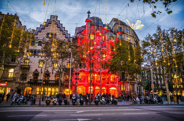 casa batllo в красном ночью украше�н рождественскими огнями - barcelona antonio gaudi casa battlo spain стоковые фото и изображения