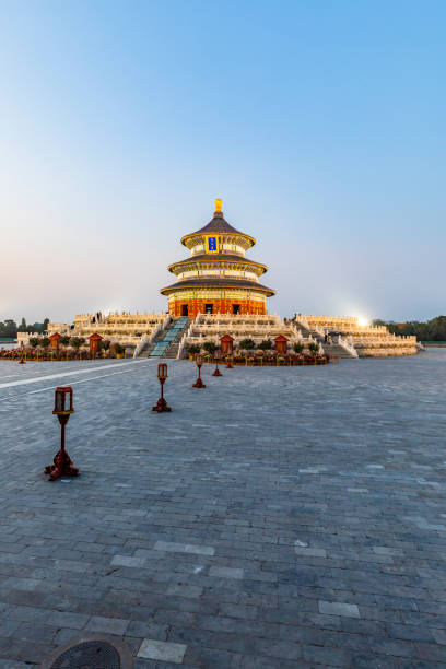 храм неба (тянь тан) в пекине ночью - beijing temple of heaven temple door стоковые фото и изображения
