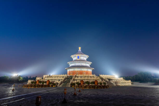 temple du ciel (tian tan) à pékin la nuit - beijing temple of heaven temple door photos et images de collection