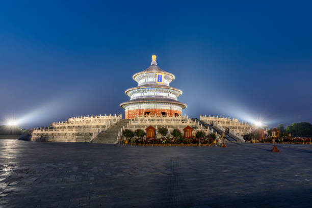 храм неба (тянь тан) в пекине ночью - beijing temple of heaven temple door стоковые фото и изображения
