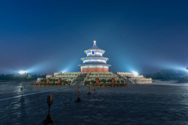 храм неба (тянь тан) в пекине ночью - beijing temple of heaven temple door стоковые фото и изображения