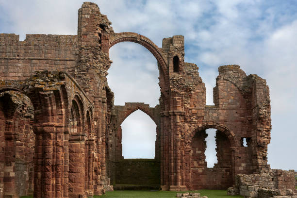 руины монастыря линдисфарн, святой остров, нортумберленд, англия - lindisfarne стоковые фото и изображения