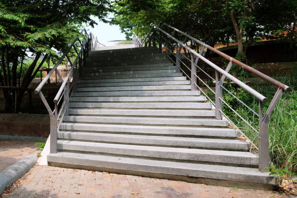 公園のコンクリート階段。 - rock staircases ストックフォトと画像
