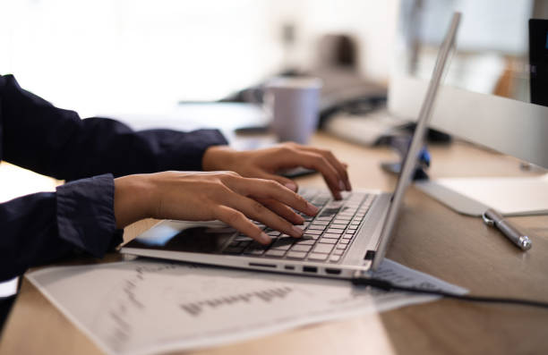 la mujer está escribiendo en el cuaderno. - personal data assistant fotografías e imágenes de stock