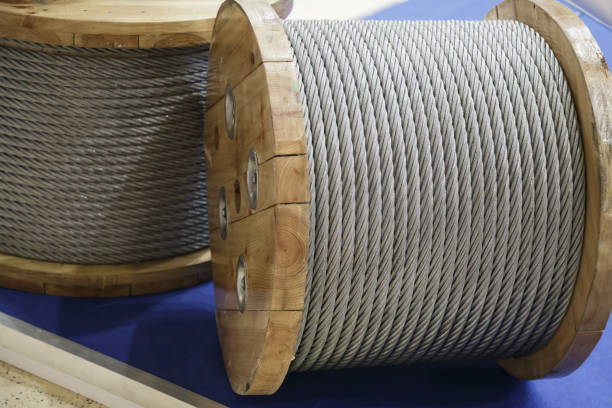 канат металлическая сталь на деревянной катушке. промышленный проводной кабель - cable intertwined nobody technology стоковые фото и изображения