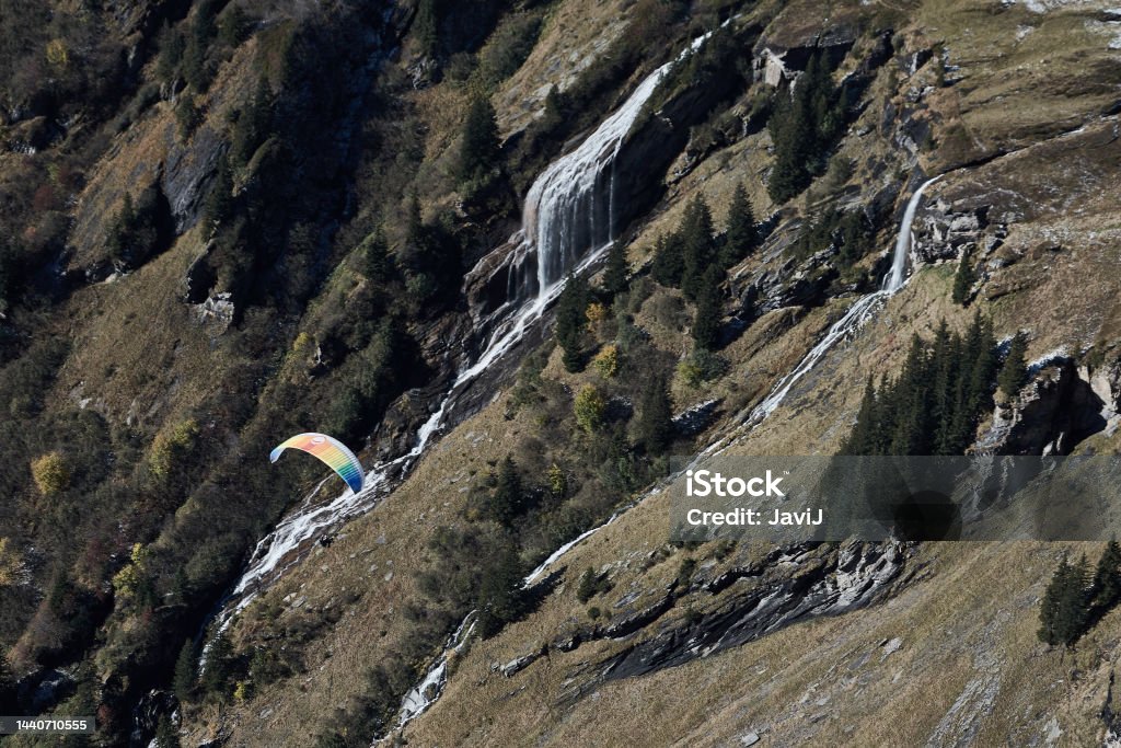 Un parapentista vuela sobre Grindelwald. Suiza Interlaken, Suiza Autumn Stock Photo