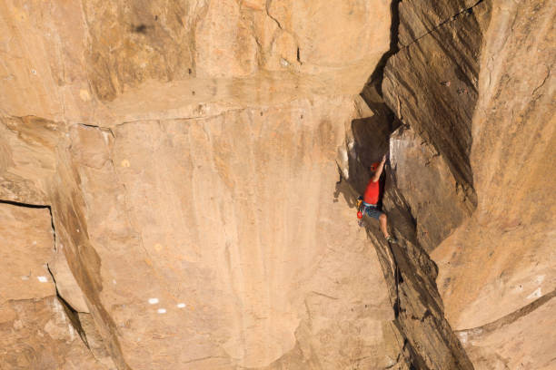 człowiek wspinacz wspinaczkowy wspinaczka. spolszczenie trad wspinaczki. klify w tamgaly tas, kazachstan. widok z lotu ptaka - trad climbing obrazy zdjęcia i obrazy z banku zdjęć