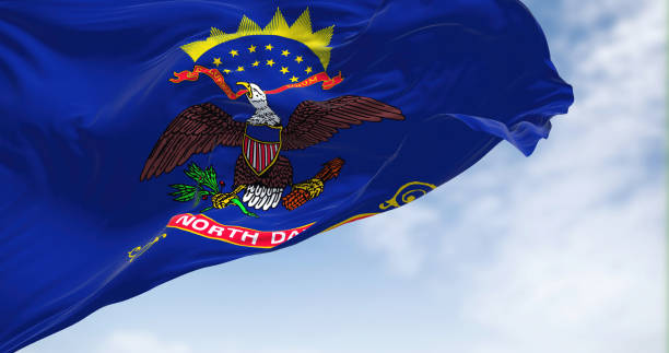 晴れた日に手を振るノースダコタ州旗の接写 - north dakota flag us state flag north dakota flag ストックフォトと画像