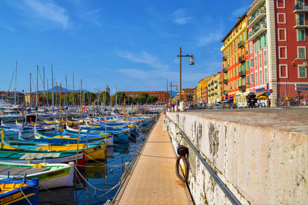 barche colorate nel porto di nizza, nel sud della francia - city of nice france french riviera promenade des anglais foto e immagini stock