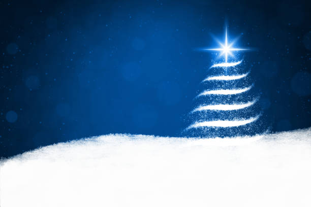 illustrazioni stock, clip art, cartoni animati e icone di tendenza di sfondo natalizio creativo di colore blu scuro di mezzanotte con un grande albero di natale reale artistico sbiadito bianco e una stella scintillante in una base nebbiosa innevata con fumo a terra - ethereal