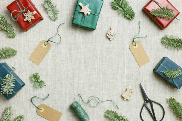 boîtes cadeaux faites à la main de noël sur fond textile, cadeaux emballés en papier artisanal avec de la ficelle de jute, cadeaux de noël ou du nouvel an. ensemble de vue de dessus cadeaux artisanaux pour les vacances, style écologique - wrapped package string box photos et images de collection