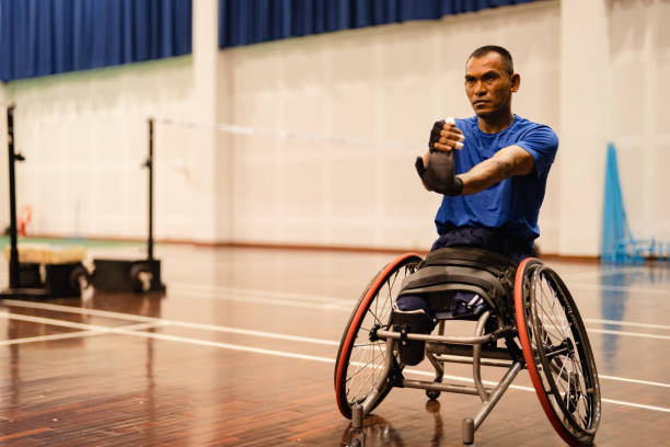 przygotowanie do rozgrzewki przed meczem badmintona. - wheelchair physical impairment disabled spinal zdjęcia i obrazy z banku zdjęć